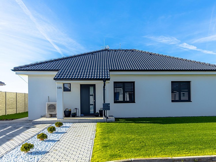 Prodej rodinného domu 140 m², pozemek 712 m² - foto 1