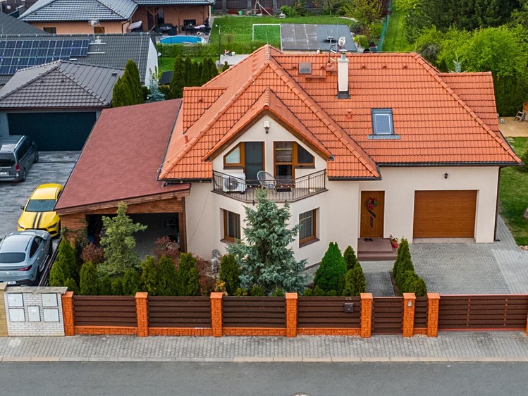 Prodej rodinného domu 303 m², pozemek 900 m² - foto 1