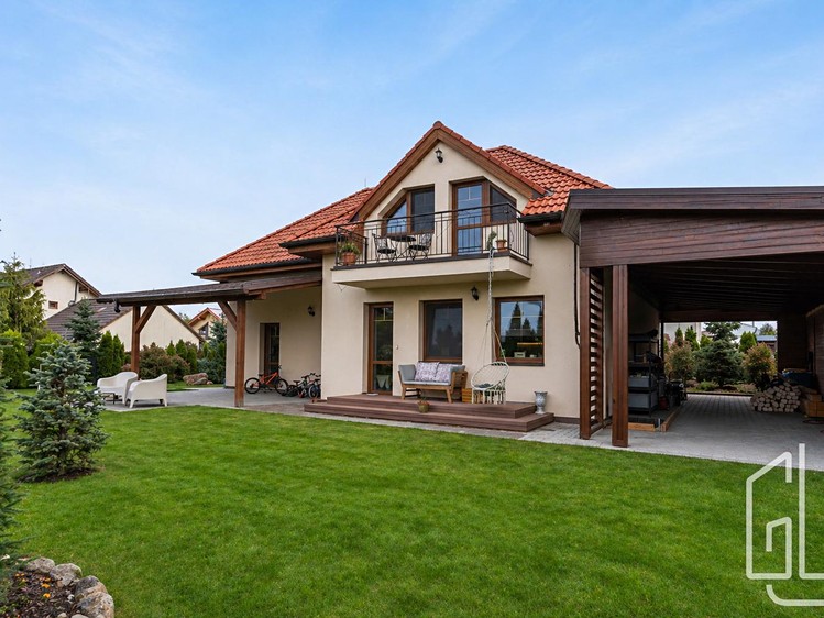 Prodej rodinného domu 303 m², pozemek 900 m² - foto 3