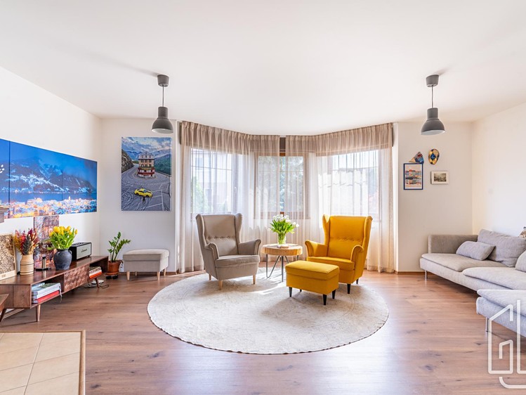 Prodej rodinného domu 303 m², pozemek 900 m² - foto 4