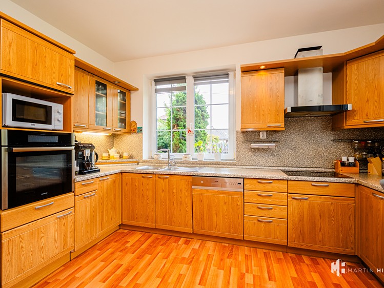 Prodej rodinného domu 237 m², pozemek 803 m² - foto 2