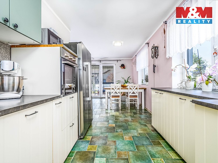 Prodej rodinného domu 104 m², pozemek 1 091 m² - foto 2