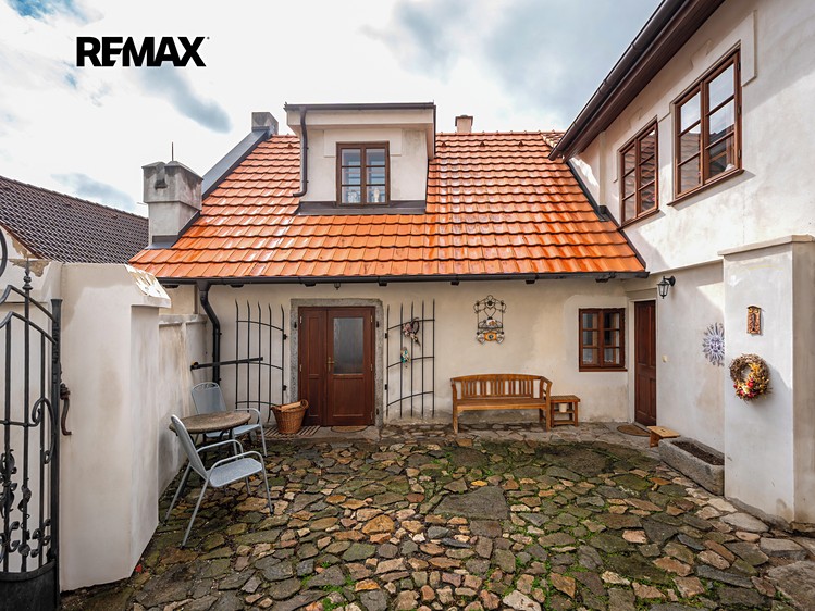 Prodej rodinného domu 340 m², pozemek 545 m² - foto 5