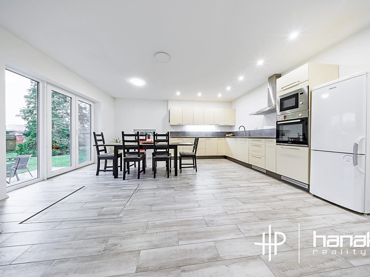Prodej rodinného domu 200 m², pozemek 1 173 m² - foto 2