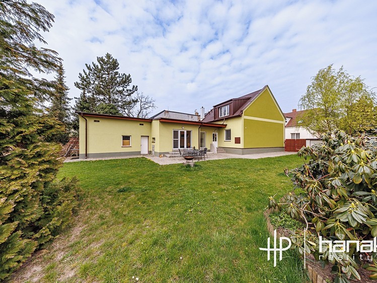 Prodej rodinného domu 200 m², pozemek 1 173 m² - foto 1