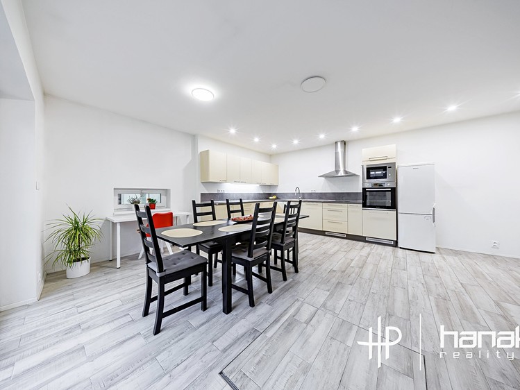 Prodej rodinného domu 200 m², pozemek 1 173 m² - foto 4