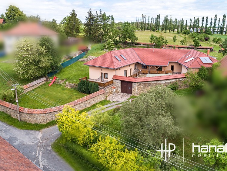 Prodej rodinného domu 335 m², pozemek 3 009 m² - foto 1