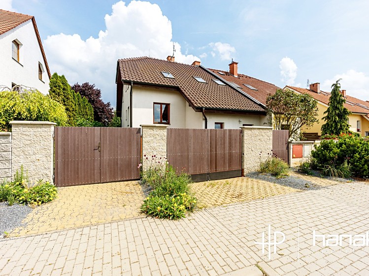 Prodej rodinného domu 240 m², pozemek 641 m² - foto 1