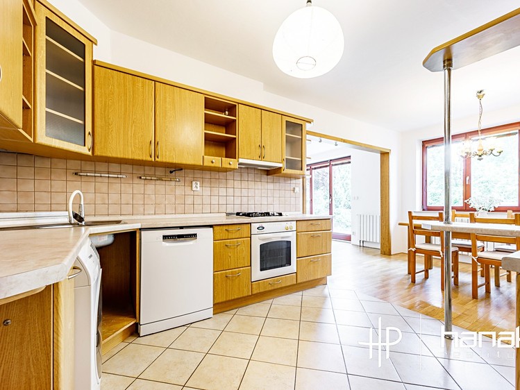Prodej rodinného domu 240 m², pozemek 641 m² - foto 8
