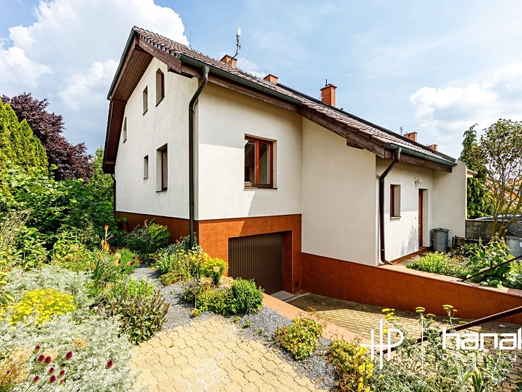 Prodej rodinného domu 240 m², pozemek 641 m² - foto 2
