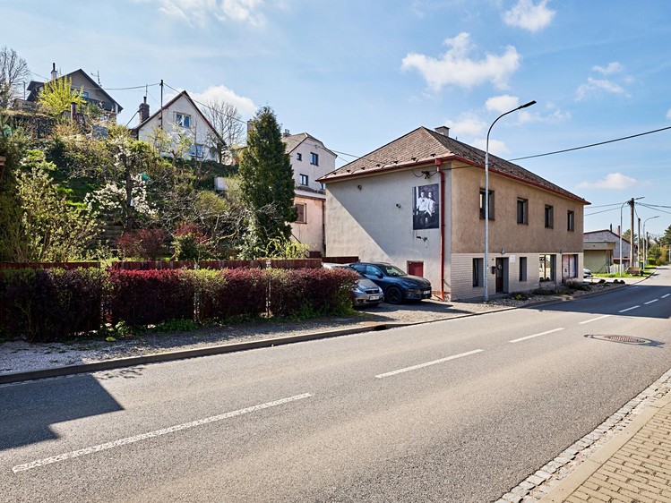 Prodej rodinného domu 274 m², pozemek 796 m² - foto 2