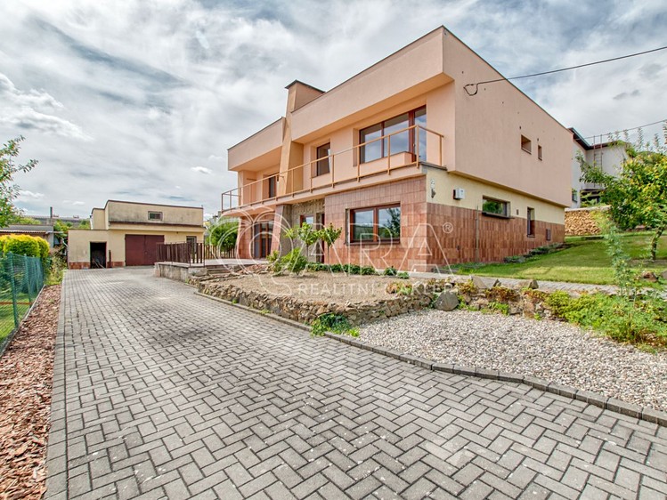Prodej rodinného domu 230 m², pozemek 846 m² - foto 1