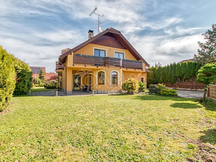 Prodej rodinného domu 233 m², pozemek 885 m² - foto 1