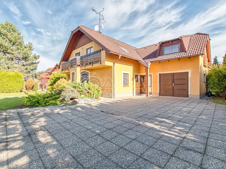 Prodej rodinného domu 233 m², pozemek 885 m² - foto 3