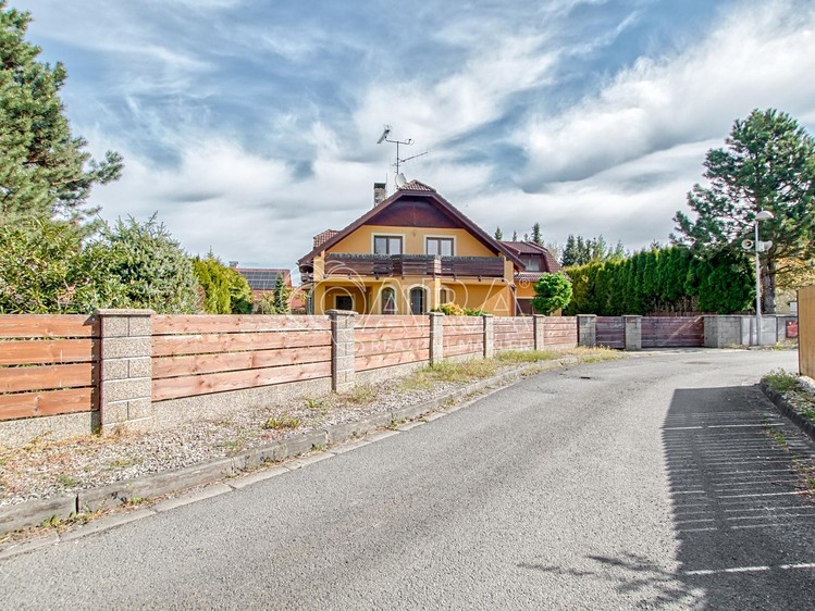 Prodej rodinného domu 233 m², pozemek 885 m² - foto 5
