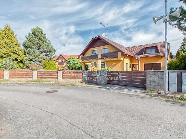 Prodej rodinného domu 233 m², pozemek 885 m² - foto 4