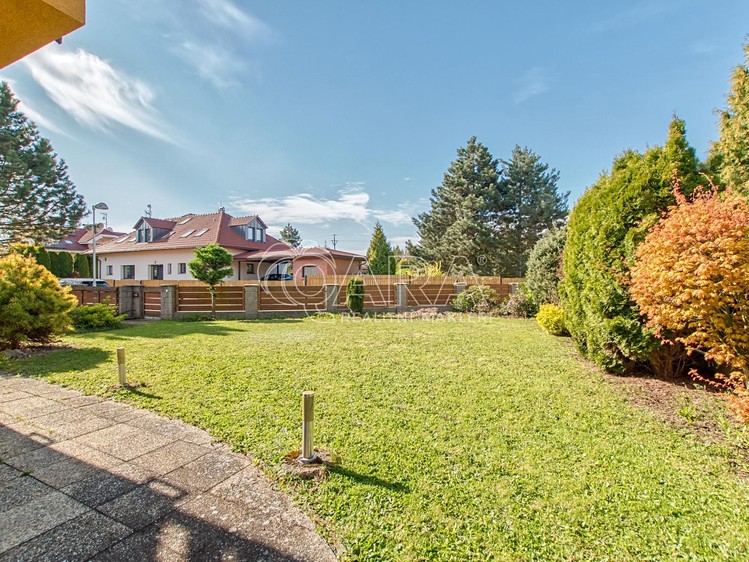 Prodej rodinného domu 233 m², pozemek 885 m² - foto 8