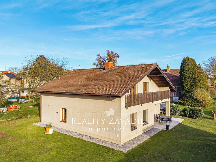 Prodej rodinného domu 204 m², pozemek 755 m² - foto 2