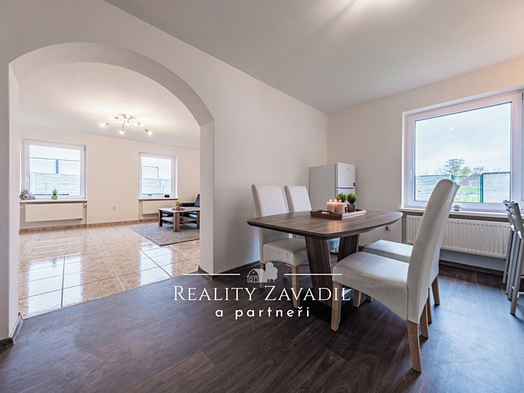 Prodej rodinného domu 204 m², pozemek 755 m² - foto 1