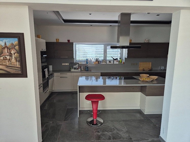 Prodej rodinného domu 365 m², pozemek 1 618 m² - foto 8