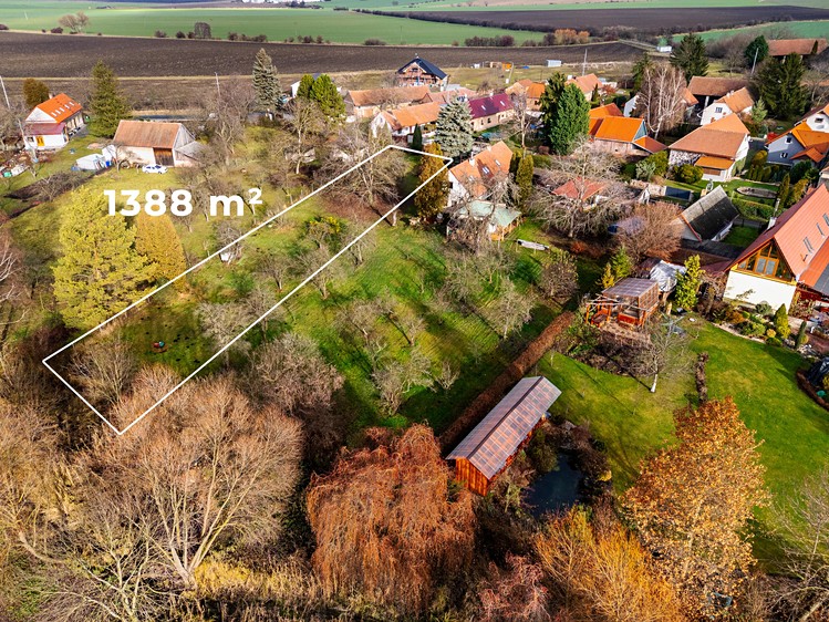 Prodej stavebního pozemku 1 388 m² - foto 1