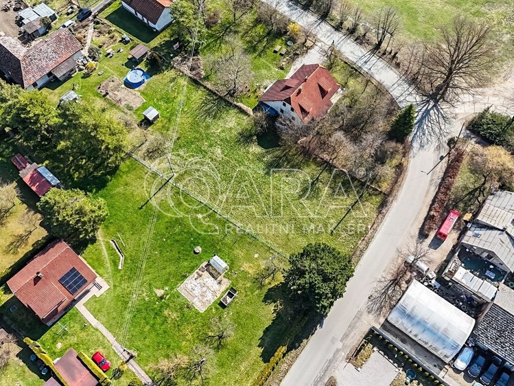 Prodej stavebního pozemku 1 015 m² - foto 1