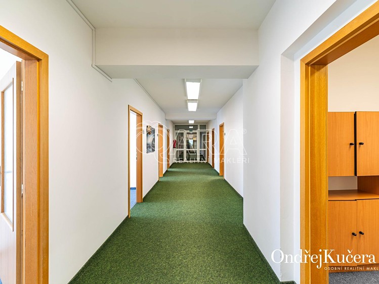 Pronájem kanceláře 191 m² - foto 4
