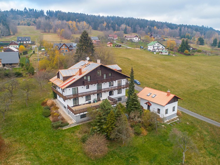 Prodej rodinného domu 923 m², pozemek 12 441 m² - foto 1