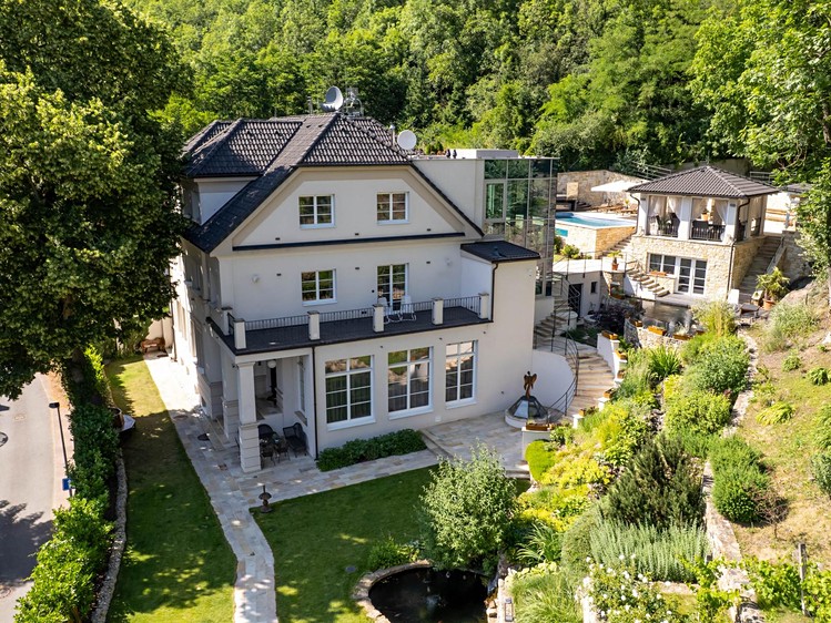 Prodej vily 850 m², pozemek 5 469 m² - foto 1