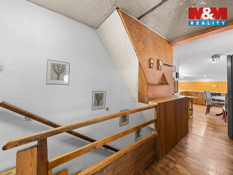 Prodej  rodinného domu 252 m², pozemek 1 343 m² - foto 4