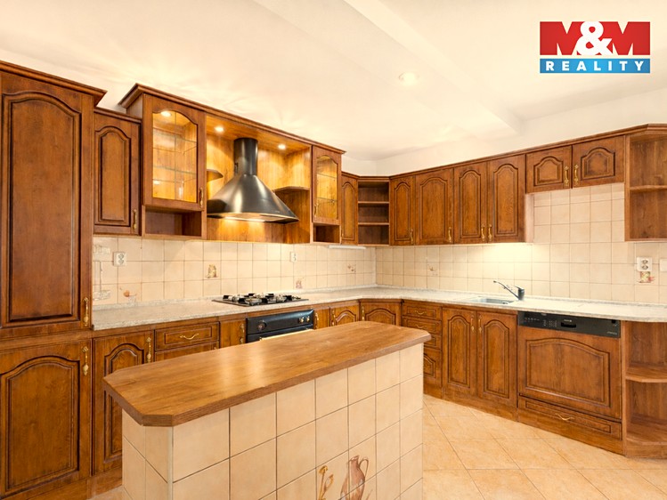 Prodej rodinného domu 280 m², pozemek 798 m² - foto 2