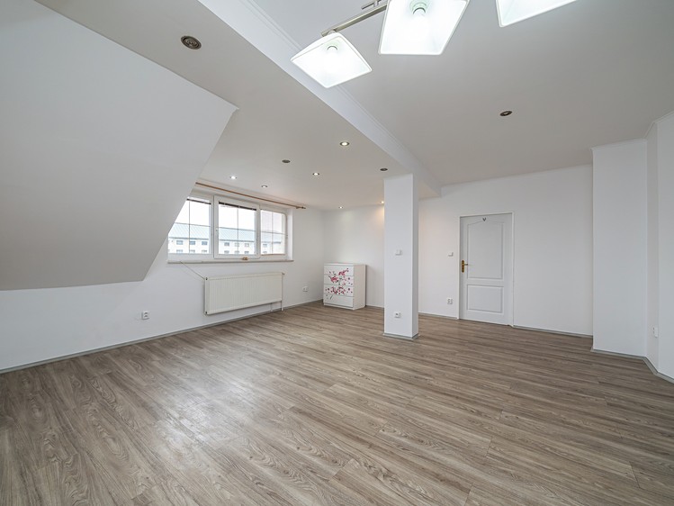Prodej bytu 3+1 92 m² (Podkrovní) - foto 1
