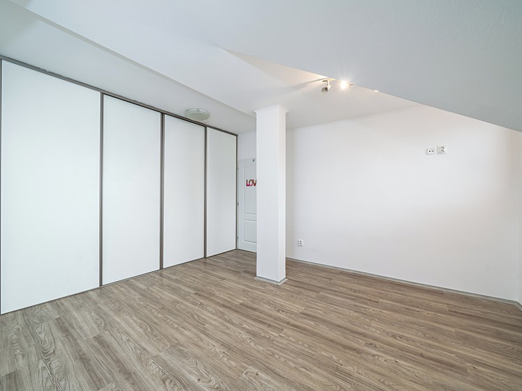 Prodej bytu 3+1 92 m² (Podkrovní) - foto 7