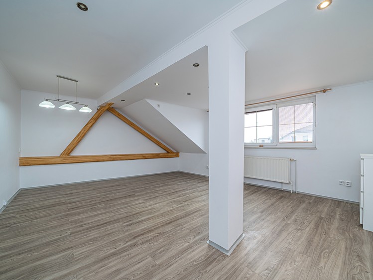Prodej bytu 3+1 92 m² (Podkrovní) - foto 4