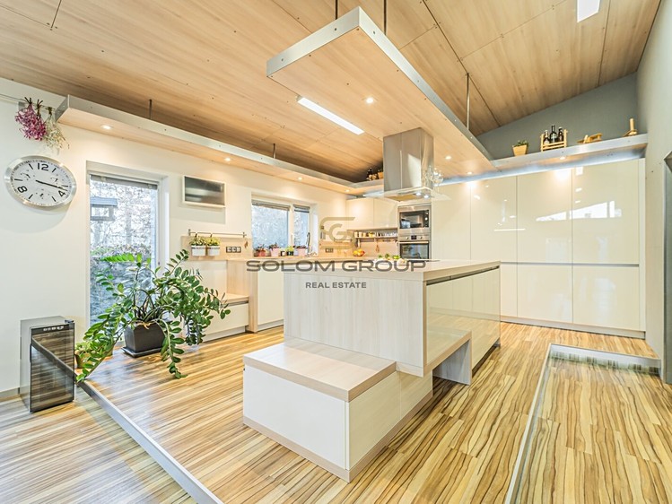 Prodej rodinného domu 250 m², pozemek 772 m² - foto 2