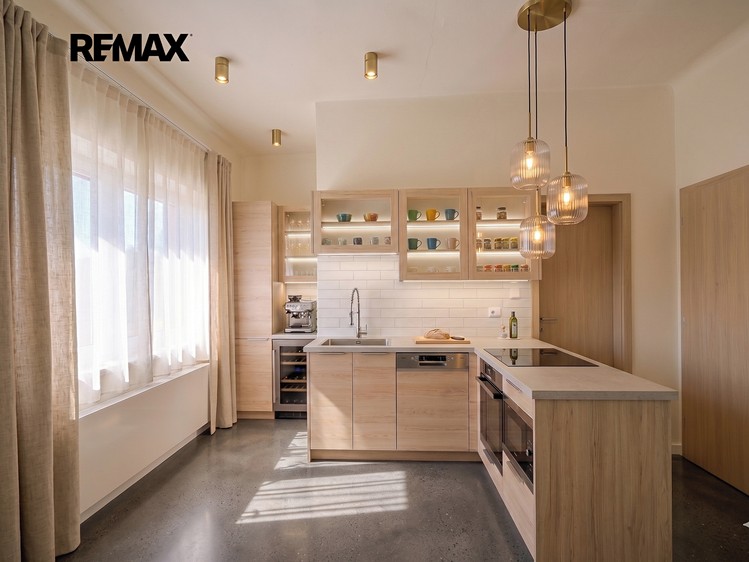 Prodej rodinného domu 550 m², pozemek 1 272 m² - foto 7