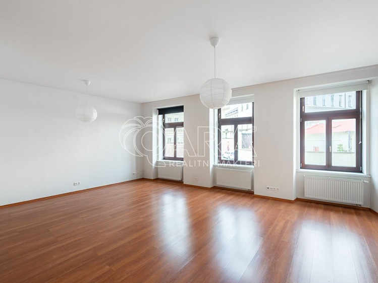 Pronájem bytu 2+kk 75 m² (Jednopodlažní) - foto 1