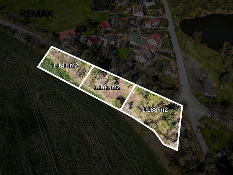 Prodej stavebního pozemku 1 101 m² - foto 1
