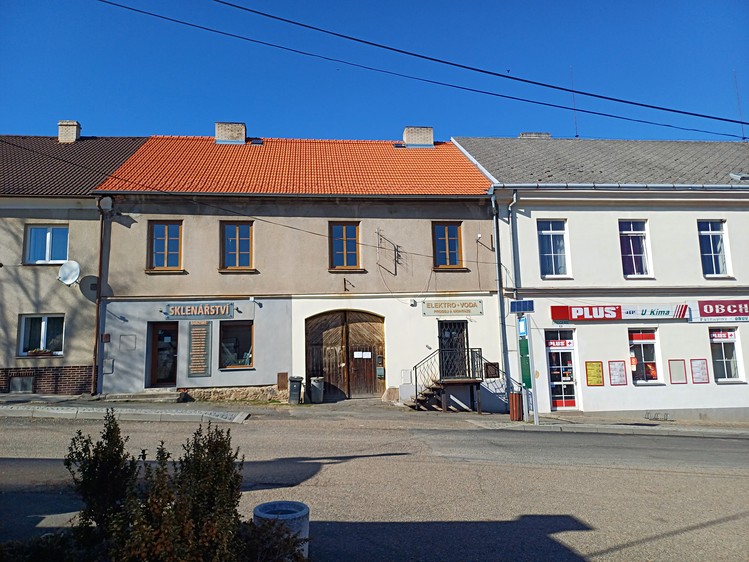 Prodej vícegeneračního domu 235 m², pozemek 869 m² - foto 1