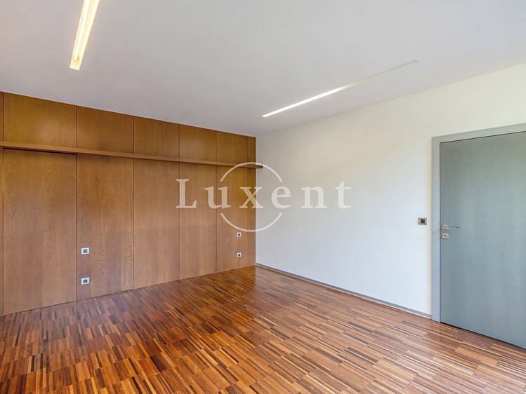 Prodej rodinného domu 261 m², pozemek 1 135 m² - foto 8