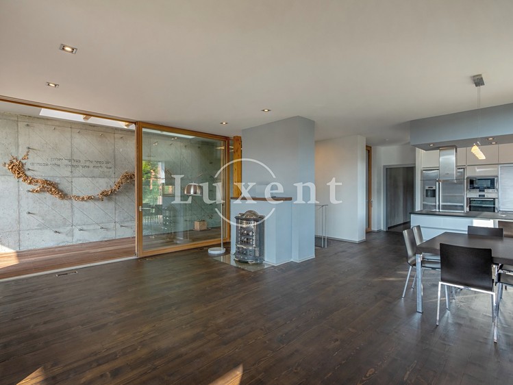 Prodej rodinného domu 261 m², pozemek 1 135 m² - foto 2