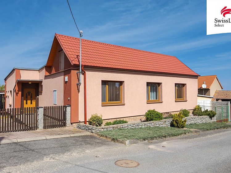 Prodej rodinného domu 123 m², pozemek 1 088 m² - foto 1