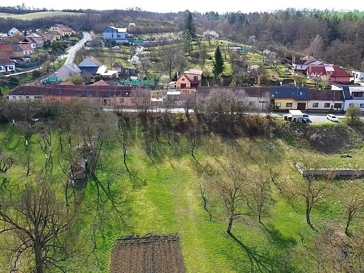 Prodej stavebního pozemku 1 646 m² - foto 1
