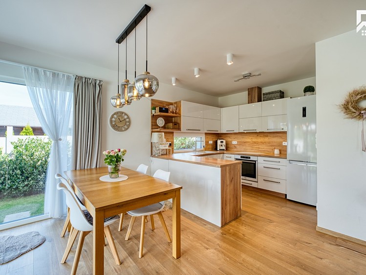 Pronájem rodinného domu 135 m², pozemek 638 m² - foto 2