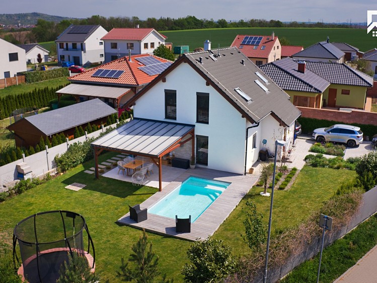 Pronájem rodinného domu 135 m², pozemek 638 m² - foto 1