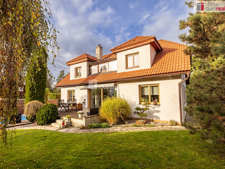 Prodej vily 300 m², pozemek 726 m² - foto 1