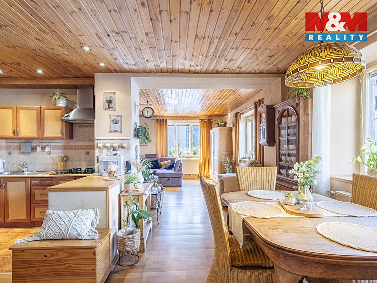 Prodej rodinného domu 240 m², pozemek 775 m² - foto 2