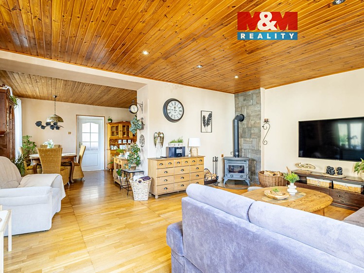 Prodej rodinného domu 240 m², pozemek 775 m² - foto 1