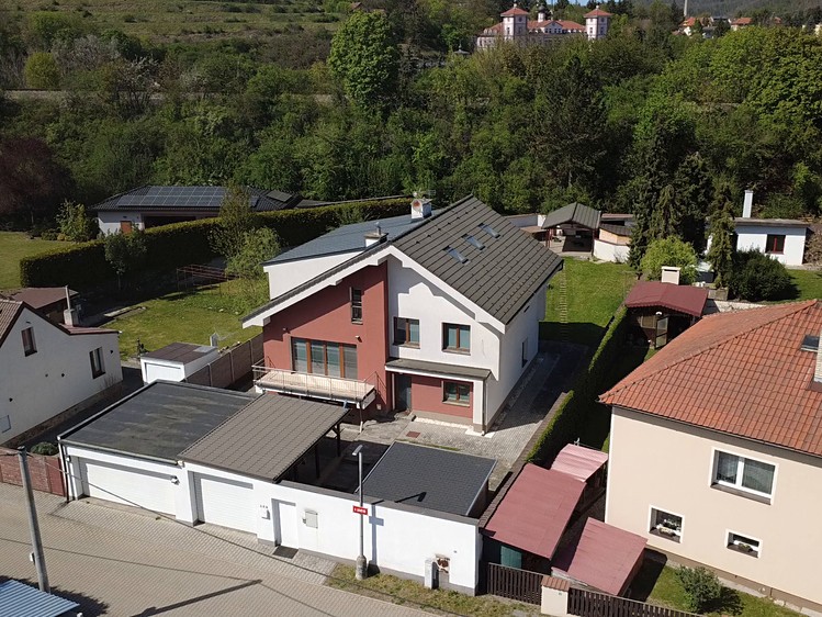 Prodej rodinného domu 295 m², pozemek 962 m² - foto 1