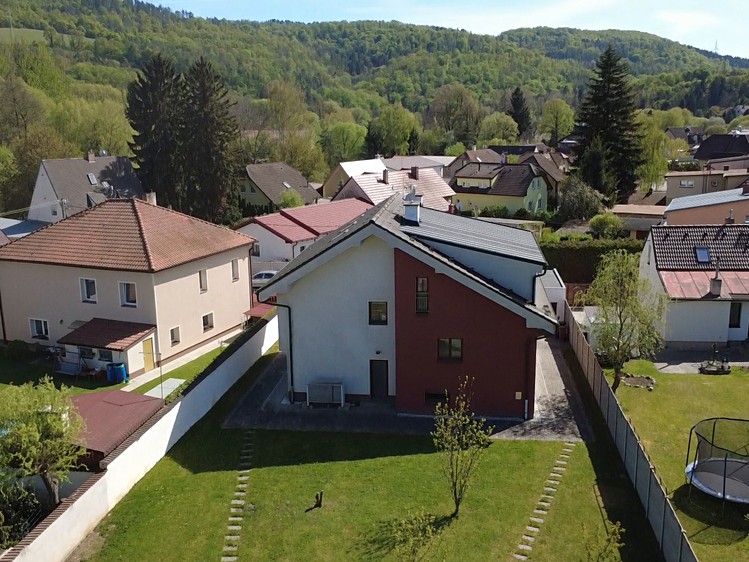 Prodej rodinného domu 295 m², pozemek 962 m² - foto 2
